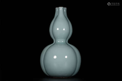 AN IMITATION  RU  GLAZE   GOURD-SHAPED  BOTTLE  WITH  THREE  HOLES IN  QING  QIANLONG