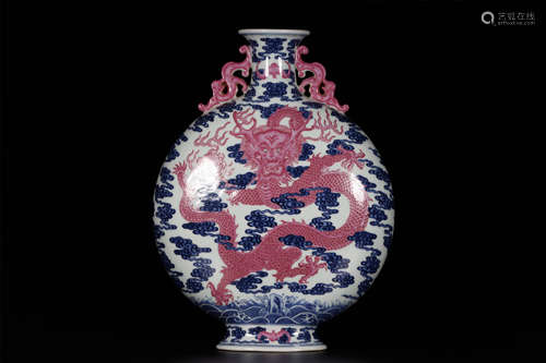 A  BLUE-AND-WHITE  AND CARMINE  MOON  BOTTLE  WITH  DRAGON  PATTERNS IN  QIANLONG  PERIOD