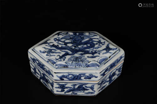 A  BLUE AND   WHITE  HEXAGON   BOX  WITH  DRAGON  PATTERNS  IN  MING  WANLI