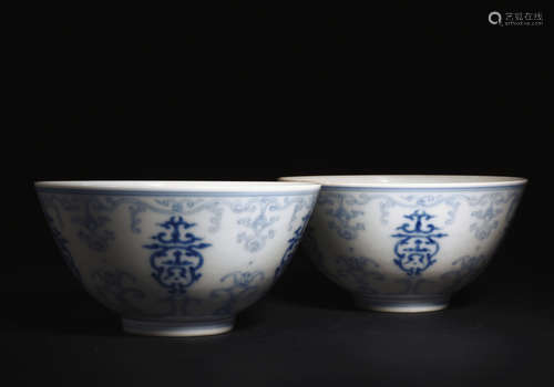 A PAIR  OF  BLUE  AND  WHITE  BOWLS  WITH  HONEYSUCKLE   PATTERNS IN DAOGUANG  PERIOD