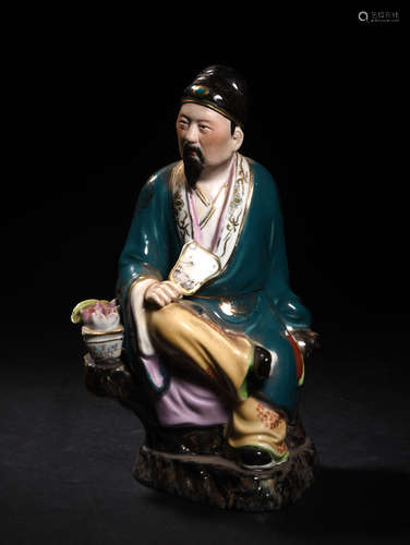 A  PORCELAINN STATUE WITH  CHARACTERS  IN  QING  DYNASTY