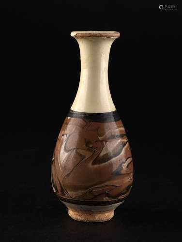 A  CIZHOU  KILN TWISTABLE  JADE POT  SPRING  BOTTLE  IN  SONG  DYNASTY