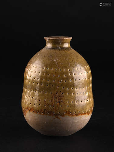 A YUE  KILN  GIRDLING  BOTTLE  IN  TANG  DYNASTY