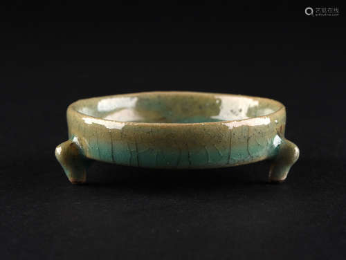 A  GREEN  GLAZE  THREE-LEGGED  INCENSE  TRAY IN  SONG  DYNASTY