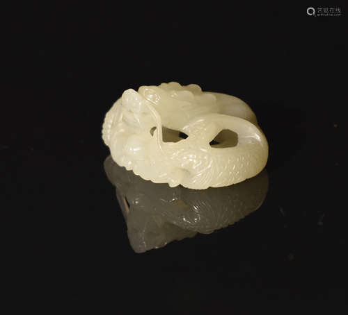 A  WHITE  JADE BUTTON WITH  DRAGON  PATTERNS   IN  QING  DYNASTY