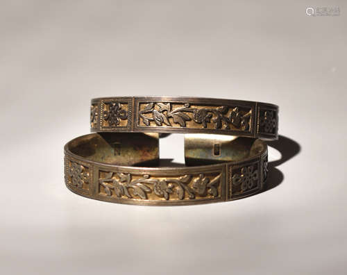 A PAIR  OF SILVER  BRACELETS  IN  QING  DYNASTY