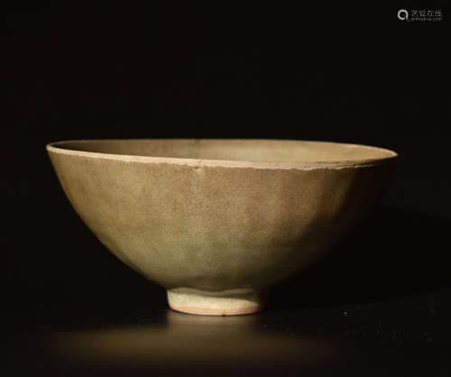 A LONGQUAN  BOWL  IN  SONG  DYNASTY