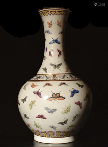 A WHITE  BUTTERFLIES  VASE  IN  QING  GUANGXU