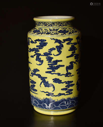 A BLUE  AND  WHITE   YELLOW  GLAZED POT  WITH   YUNFU  PATTERNS  IN  QIANLONG  PERIOD