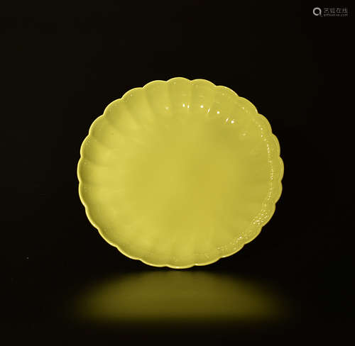 A  YELLOW  GLAZE  PLATE  SHAPED  WITH  CHRYSANTHEMUM  PETALS  IN  YONGZHENG  PERIOD