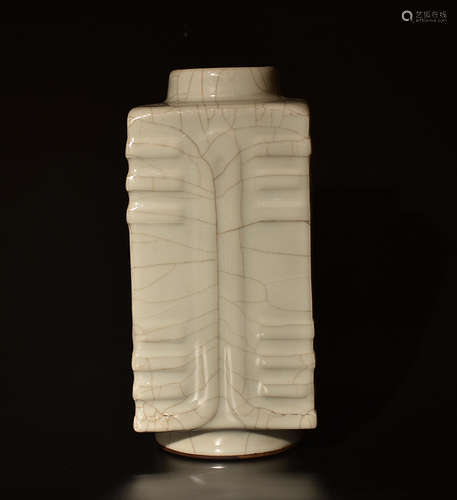 A  GE  GLAZE  WALL  BOTTLE  IN  QIANLONG  PERIOD