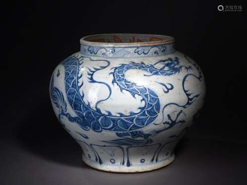 A BLUE  AND   WHITE  POT  WITH  DRAGON   PATTERNS IN  YUAN  DYNASTY