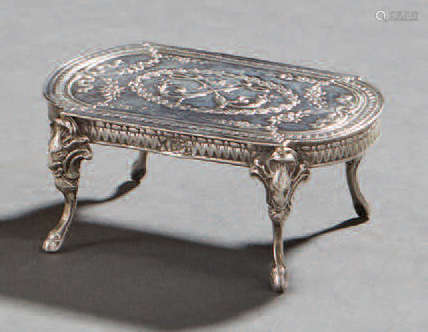 Petite table miniature en argent à motif repoussé …