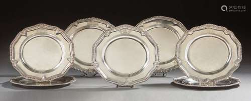 Ensemble de sept assiettes en argent, les bordures…