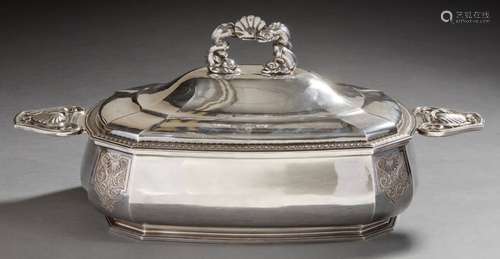 Importante soupière en argent de style Louis XV. A…