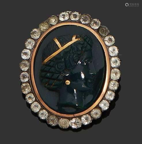 Broche en métal ornée d'un camée en jaspe représen…