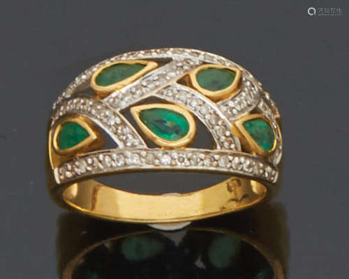 Bague en or 18K (750) sertie d'émeraudes et brilla…