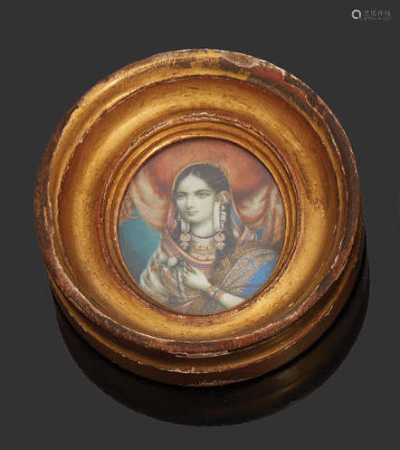 Miniature à vue ovale figurant une femme persane.