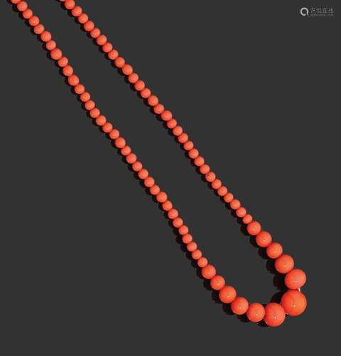 Collier en chute de perles de corail rose, le ferm…