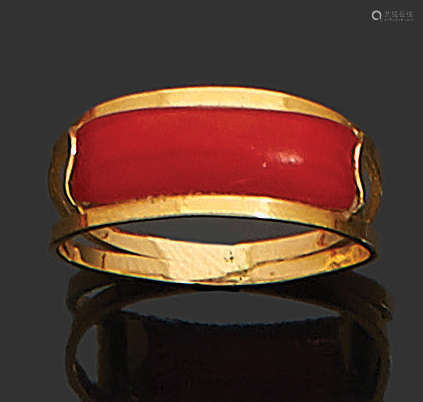 Bague en or jaune 18K (750), sertie de corail. Tou…