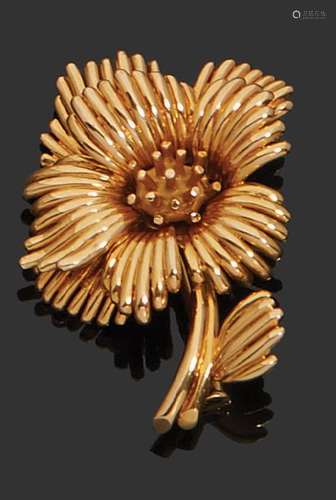 Broche en or 18K (750) stylisée d'une fleur. Poids…