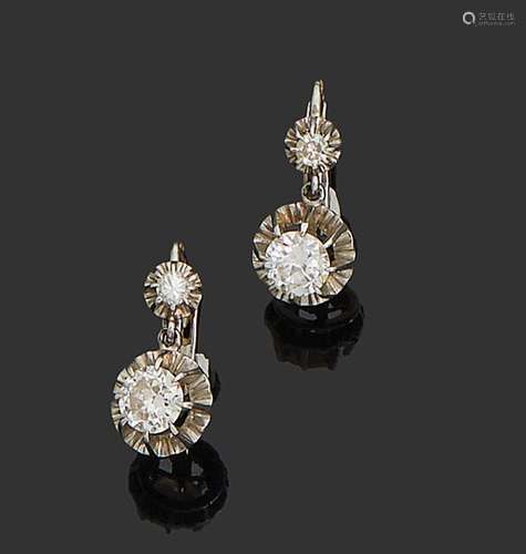 Paire de pendants d'oreilles en or gris 18K (750) …