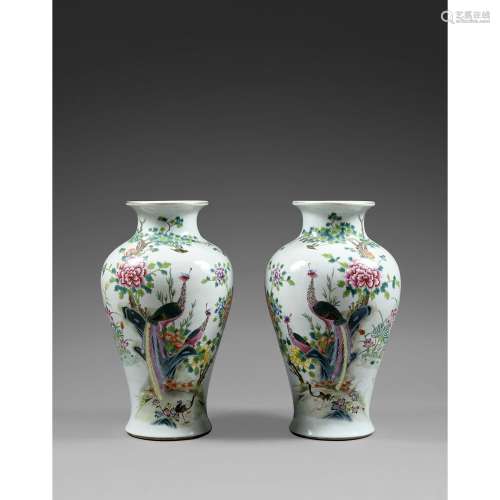 PAIRE DE GRANDS VASES GUANYIN