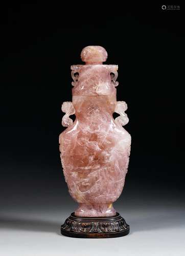 A LARGE ROSE QUARTZ ARCHAISTIC VASE AND COVER, CHINA, QING DYNASTY, CA. 1900. HAUT. 47,5cm(18 11/16 IN.)