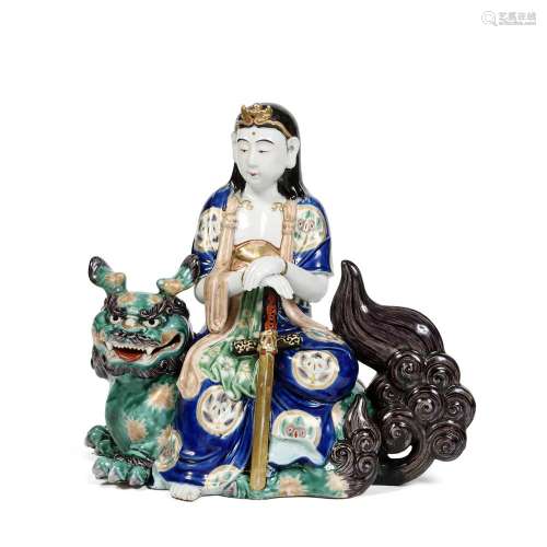 GRANDE STATUETTE DE MONJU BOSATSU (MANJUSRI) en porcelaine de Kutani, émaux polychromes et rehauts de dorure, représenté assis...