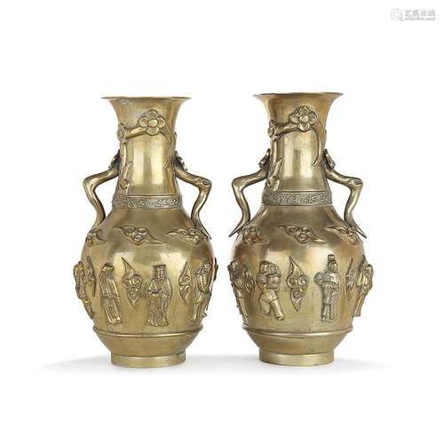 PAIRE DE GRANDS VASES À ANSES