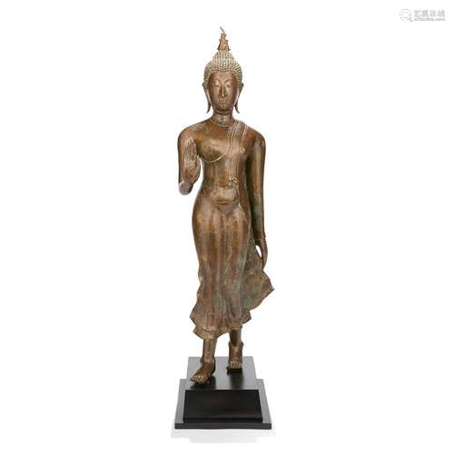 TRÈS GRANDE STATUETTE DE BOUDDHA MARCHANT DE STYLE SUKHOTHAI