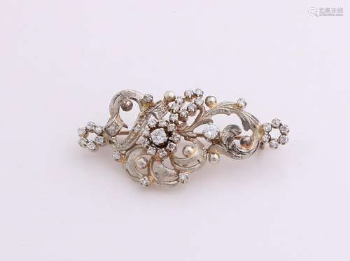 White gold brooch, 585/000 with diamond. Ornate brooch