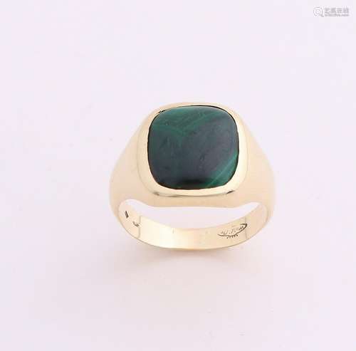 Yellow gold signet ring, 585/000, with malachite. Ring