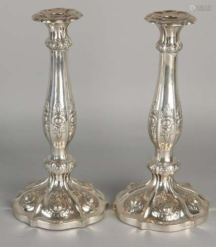 Set silver candlesticks 812/000, on molded round base