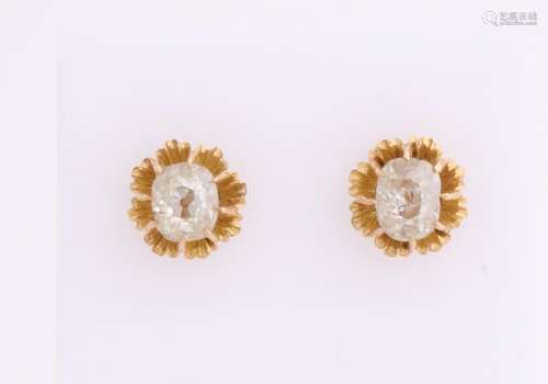 Yellow gold earrings, 585/000, with diamond. Gold