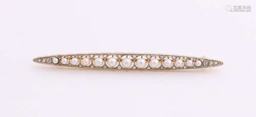 Yellow gold bar brooch, 585/000, with pearls, graded in