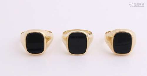 Three yellow gold signet rings, 585/000, with onyx.