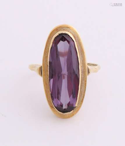 Yellow gold ring, 585/000 with amethyst. Ring with