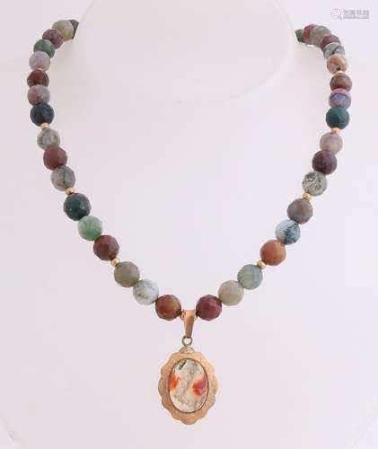 Necklace with agate and gold lock 585/000. A necklace