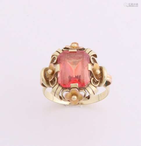 Yellow gold ring, 585/000, with orange stone. Ring with