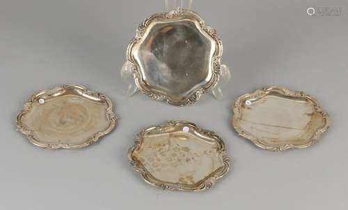 Four silver coasters, 800/000, round gecontourneerd