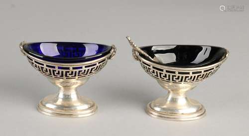 Two silver salt shakers, 925/000, with blue glass.