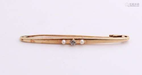 Yellow gold brooch, 585/000, with pearl. Rod Brooch in