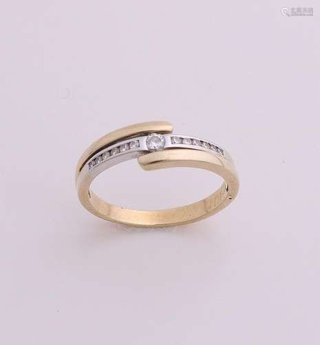 Broad bicolour gold ring, 585/000. Ring slits with a