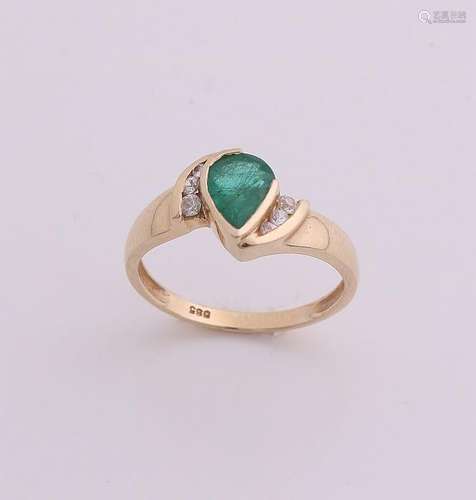 Yellow gold ring, 585/000, with emerald. Ring with a