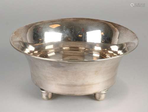 Silver round shell, 830/000, a 4-convex legs. Tray with