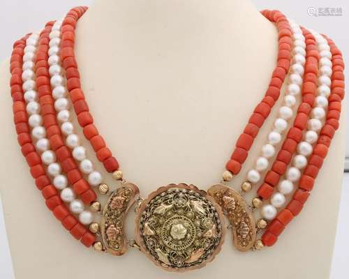 Necklace of pearls and coral with yellow gold clasp