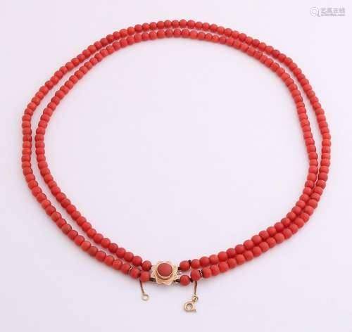 Necklace of red coral with yellow gold clasp, 585/000.