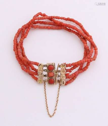 Bracelet coral with yellow gold clasp, 585/000.