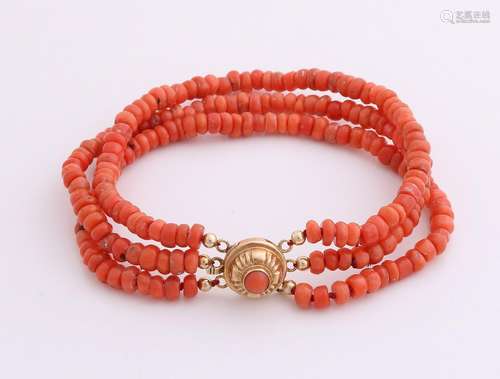 Bracelet with 3 rows bloodcoral, ø4,5mm, attached to a